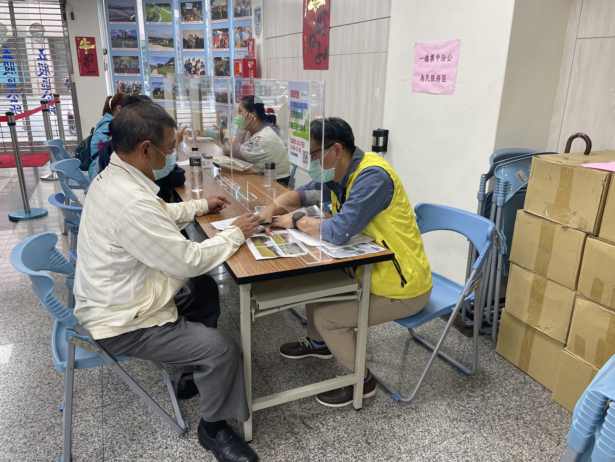 110年10月25、26、27日農業局於五股區公所駐點，提供地主諮詢恢復農用或植生綠化事宜。